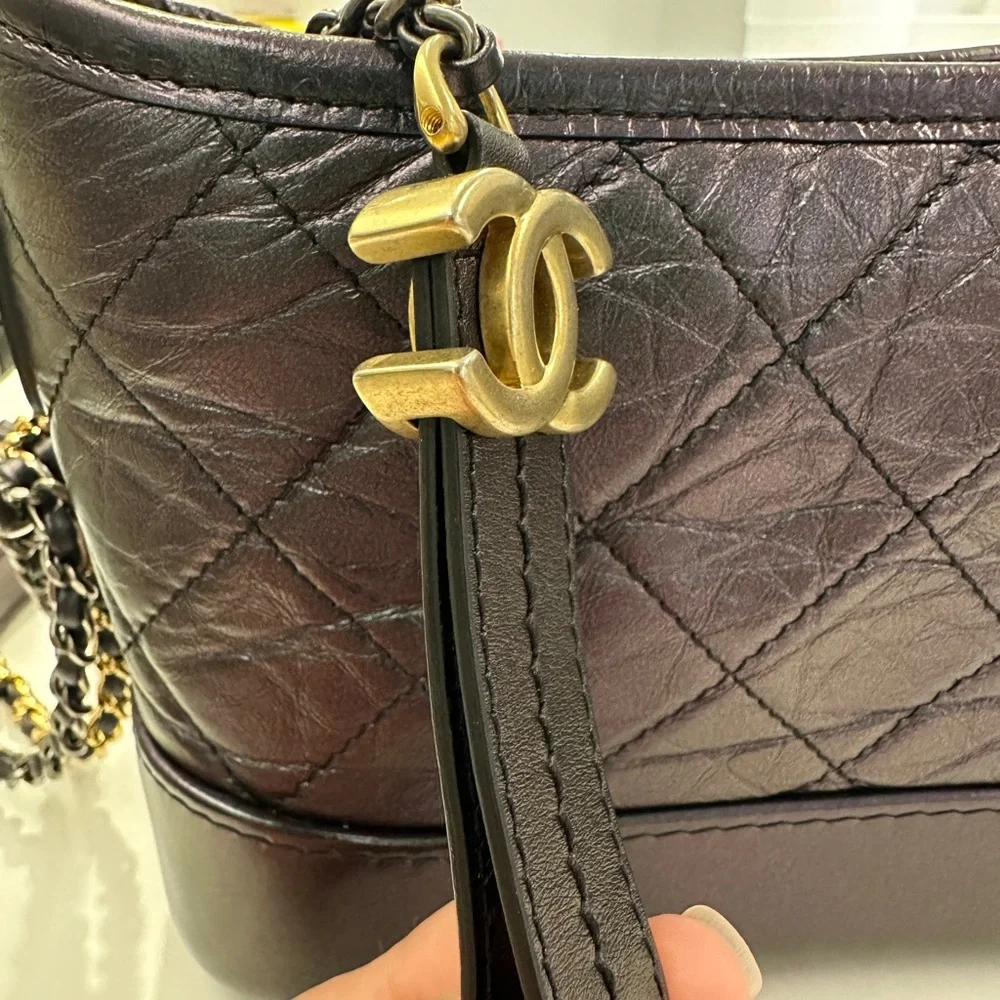 Chanel small Gabrielle hobo in black iridescent aged calfskin - Picture 5 of 17